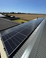 Dernière technologie Jinko Panneau solaire bifacial Tiger Neo Panneaux photovoltaïques JKM585N-72HL4-BDV à double verre de 585 watts
