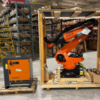 Robot industriel KUKA KR120 R1800 avec une charge utile de 120 kg et une portée de 1803 mm, équipé d'une pince robotique pour la manutention de chargement/déchargement sur ligne de production