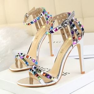 Sandales à talons hauts pour femmes, sandales romaines à talon aiguille, à bout ouvert avec rivets colorés - Product Image 1