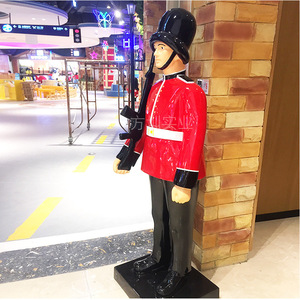 Escultura de Resina, Figura de Soldado con Uniforme Rojo, Pintada a Mano, Decoración Artística para el Hogar, Estatua de Modelo Personalizada - Product Image 2