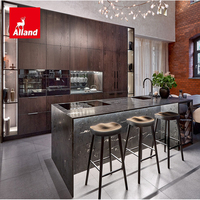 Lemari Dapur Mewah Gaya Italia Modern dengan Panel Veneer Kayu, Gagang Tersembunyi, Lampu LED, dan Kulkas Anggur di Pulau Dapur