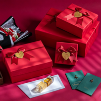 Boîte cadeau carrée en carton rouge personnalisée en usine avec nœud et fermeture couvercle-plateau, boîte à bonbons de mariage avec logo ajouté