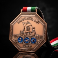 Médaille de course personnalisée en alliage de zinc, thème Montagnes Rocheuses, avec relief 3D et émail souple, récompense de marathon pour les finalistes, avec ruban sublimé