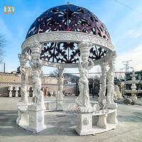 Gazebo en marbre blanc sculpté à la main, colonne romaine, pavillon en pierre avec dôme métallique pour jardin de villa