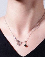 Pendentif Raquette et Balle de Squash Plaqué Or 18K Résistant au Ternissement et Longue Durée, Accessoire Sportif, Cadeau Idéal pour Meilleurs Amis ou Couples