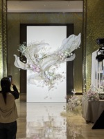 Installation florale luxueuse en gaze fluide pour hall d'hôtel, merchandising visuel, toile de fond de bienvenue pour mariage, accessoire de studio photo