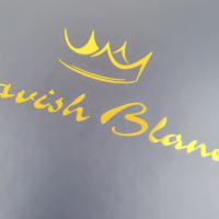 Boîte cadeau rigide pliable noire avec couronne en feuille d'or et logo en écriture cursive, boîte carrée personnalisée pour l'emballage de chapeaux et de vêtements