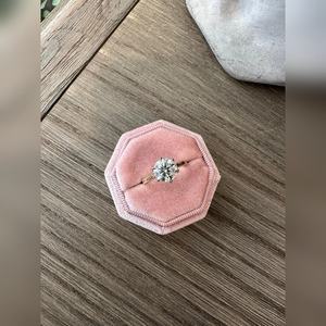 Bague de mariage classique minimaliste en diamant de laboratoire rond Kesari Diam LLP avec certification IGI, or 9 carats, modèle unisexe KD-R03 - Product Image 3