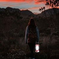 Lanterne de camping solaire rechargeable en plastique 720Lm 84 LED, indice de protection IP20, pour usage extérieur et intérieur en cas d'urgence