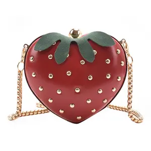 Groothandel 2024 Zomer Mode Schattige Hartvormige Rode Aardbei Tas Mini Ketting Messenger Bag Klinknagel Mond Rode Envelop