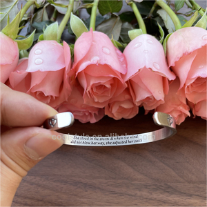 Bracelet de manchette réglable en acier inoxydable pour filles de 6mm Cadeau d'amitié inspirant pour femmes "Elle se tenait dans la tempête et quand le..." - Product Image 6