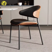 Chaise de salle à manger en cuir noir de style nordique avec pieds en métal haut de gamme et dossier