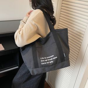 女式帆布手提包 休闲字母图案设计 大号单肩包 适合日常使用和购物 - Product Image 3