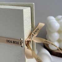 Boîte cadeau personnalisable minimaliste en matériaux recyclés ivoire avec ruban imprimé, vente en gros, pour mariage, baby shower, ou comme souvenir de fête.