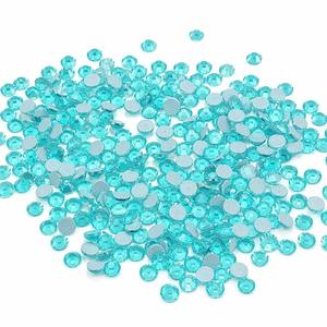 Strass in Vetro Acquamarina Radiante e Luminoso, Tonalità Oceano, Eco-Friendly, Termoadesivi per Abbigliamento, Costumi da Bagno, Estate - Product Image 2
