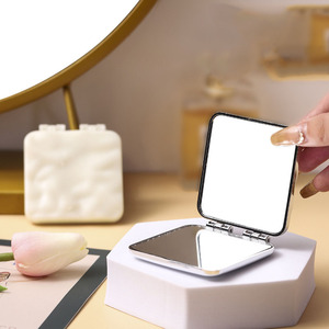 Nuovo Specchietto da Trucco Mini da Borsetta Portatile Quadrato Pieghevole a Mano Doppio Lato per <span class=keywords><strong>Donna</strong></span> da Casa - Product Image 3