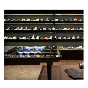 Estante de exhibición montado en la pared de zapatos deportivos personalizado
