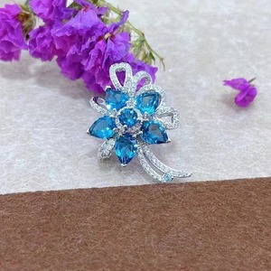 Elegante rodio plateado 925 joyería de plata Natural Londres azul Topacio flor broche para mujeres broches de joyería fina - Product Image 1