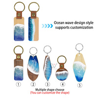 Porte-clés artisanal en bois de bambou et résine, motif vague océanique et coquillage, style artistique et tendance, thème nautique, avec accessoires de plage