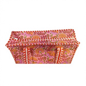 Esta bolsa acolchada presenta un estampado floral vibrante inspirado en diseños textiles tradicionales hechos a mano y con técnicas de estampado en bloque. - Product Image 4