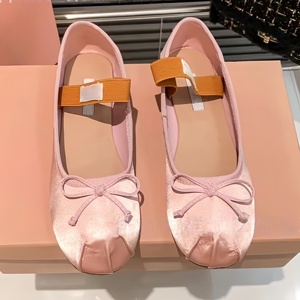 รองเท้าลำลองผู้หญิง MIU คุณภาพสูง ดีไซน์หรูหราทันสมัย สไตล์บัลเล่ต์ รองเท้าส้นเตี้ยที่สวมใส่สบาย กันน้ำ เหมาะสำหรับเดิน - Product Image 5