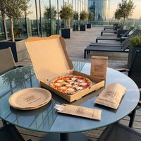 Ensemble d'emballages de livraison de pizzas en kraft sans plastique : Boîte à pizza, assiettes en papier, couverts, pochettes, sacs à collation pour la vente en gros aux pizzerias et à emporter