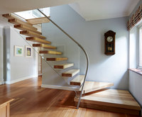 Escalier d'habitation contemporain en bois de chêne à poutre simple avec garde-corps en verre pour loft et penthouse