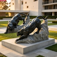 Sculpture de panthère YOUFINE en marbre noir naturel, paire de statues de léopards accroupis sculptées à la main sur base en roche grise pour place moderne