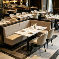 Ensemble de table à manger de luxe haut de gamme avec plateau en marbre, chaises rembourrées et banquette pour restaurant gastronomique et hôtel