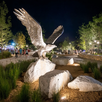 Sculpture d'aigle moderne en métal, statue d'oiseau en acier inoxydable pour entrée de complexe hôtelier, place publique, projet de paysagisme extérieur