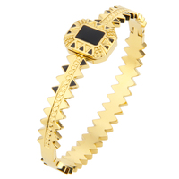 Bracelet manchette quatre pièces en acier inoxydable plaqué or 18 carats avec chaîne suspendue en forme de cœur, plaque noire géométrique et plaque romaine