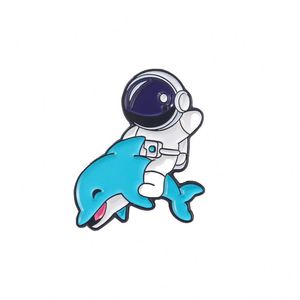 Broche émaillée inspirante 'Astronaute Spatial' en alliage, mignonne, pour vêtements et sacs pour femmes - Product Image 2