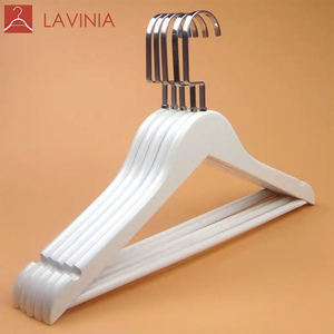 <span class=keywords><strong>Lavinia</strong></span> Vendita all'Ingrosso di Fabbrica Appendiabiti in Legno Bianco Personalizzabili con Logo e Gancio Argento o Oro - Product Image 2