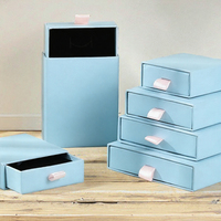 Boîte à bijoux en carton carrée avec logo personnalisé en relief, avec un élégant tiroir coulissant et une insert en mousse de velours pour bagues et colliers