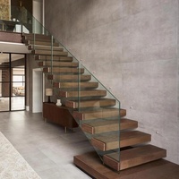 Escalier flottant moderne et durable à marches ouvertes, avec cadre en acier dissimulé, marches en bois dur et garde-corps en verre, pour rénovation intérieure de luxe