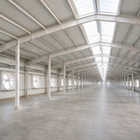 Bâtiment d'élevage de poulets de chair économique en structure acier préfabriquée, bâtiment moderne et biosécurisé pour ferme avicole