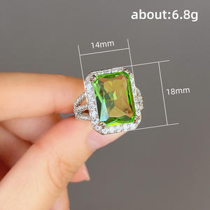 Anello geometrico F1633 da donna con pietra verde e accenti di diamanti, placcato oro 18 carati. - Product Image 5