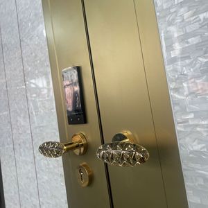 Puerta <span class=keywords><strong>de</strong></span> entrada doble <span class=keywords><strong>de</strong></span> aluminio fundido <span class=keywords><strong>de</strong></span> lujo italiana con panel <span class=keywords><strong>de</strong></span> nácar natural y empalme arqueado. Puertas <span class=keywords><strong>de</strong></span> casa en aluminio. - Product Image 4