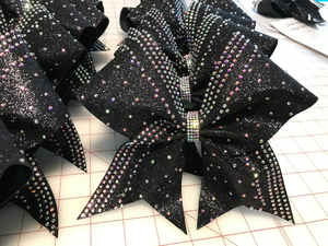 Fiocco da Cheerleading Nero Metallizzato con Cristalli AB, Fatto a Mano con Fascia Elastica <span class=keywords><strong>per</strong></span> Squadre di Cheerleading - Product Image 3