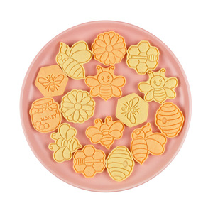 Lot de 8 <span class=keywords><strong>emporte</strong></span>-pièces 3D faits main en forme de pot de miel d'<span class=keywords><strong>abeille</strong></span>, outils de pâtisserie DIY pour la cuisine, découpoirs à biscuits <span class=keywords><strong>abeille</strong></span> pour vos créations - Product Image 1