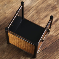 Four à charbon artisanal en bambou tressé violet, style moderne, écologique, avec cadre antique, pour service à thé d'intérieur et protection du service à thé
