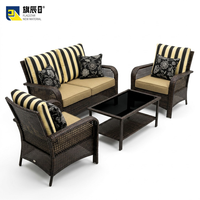 Set Patio Rotan 4 Buah Loveseat 2 Kursi Berlengan Meja Kopi Bantal Bergaris Hitam Putih