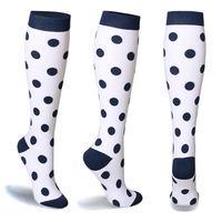 Chaussettes de compression jetables avec logo personnalisé avec caractéristiques antidérapantes et antibactériennes Différents modèles pour la saison d'automne