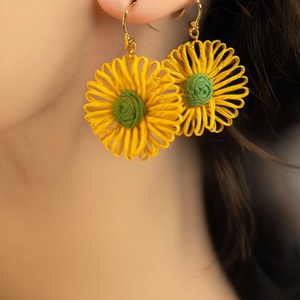 Boucles d'oreilles pendantes tendance, motif floral jaune et vert, placage or PVD, acier inoxydable 316L, durable et résistant - Product Image 3