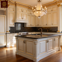 Meubles de cuisine encastrés de style manoir gothique français, en bois massif avec sculptures dorées, pour villas haut de gamme et cuisines résidentielles sur mesure.