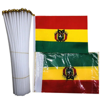 Agitant le drapeau équatorien Célébration Gahumi Équateur tenant le drapeau pour promouvoir toutes les coutumes électorales nationales