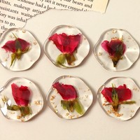 Composant en résine asymétrique avec feuille d'or translucide et rose rouge stabilisée pour la création artisanale de pendentifs, boucles d'oreilles et pinces à cheveux