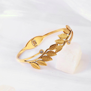 กำไลข้อมือสแตนเลสสตีลชุบทอง 18K PVD ลายใบมะกอก |   กำไลแบบเปิดประดับเพชรซิร์คอน |   ทนทาน ป้องกันอาการแพ้ และกันน้ำ - Product Image 1