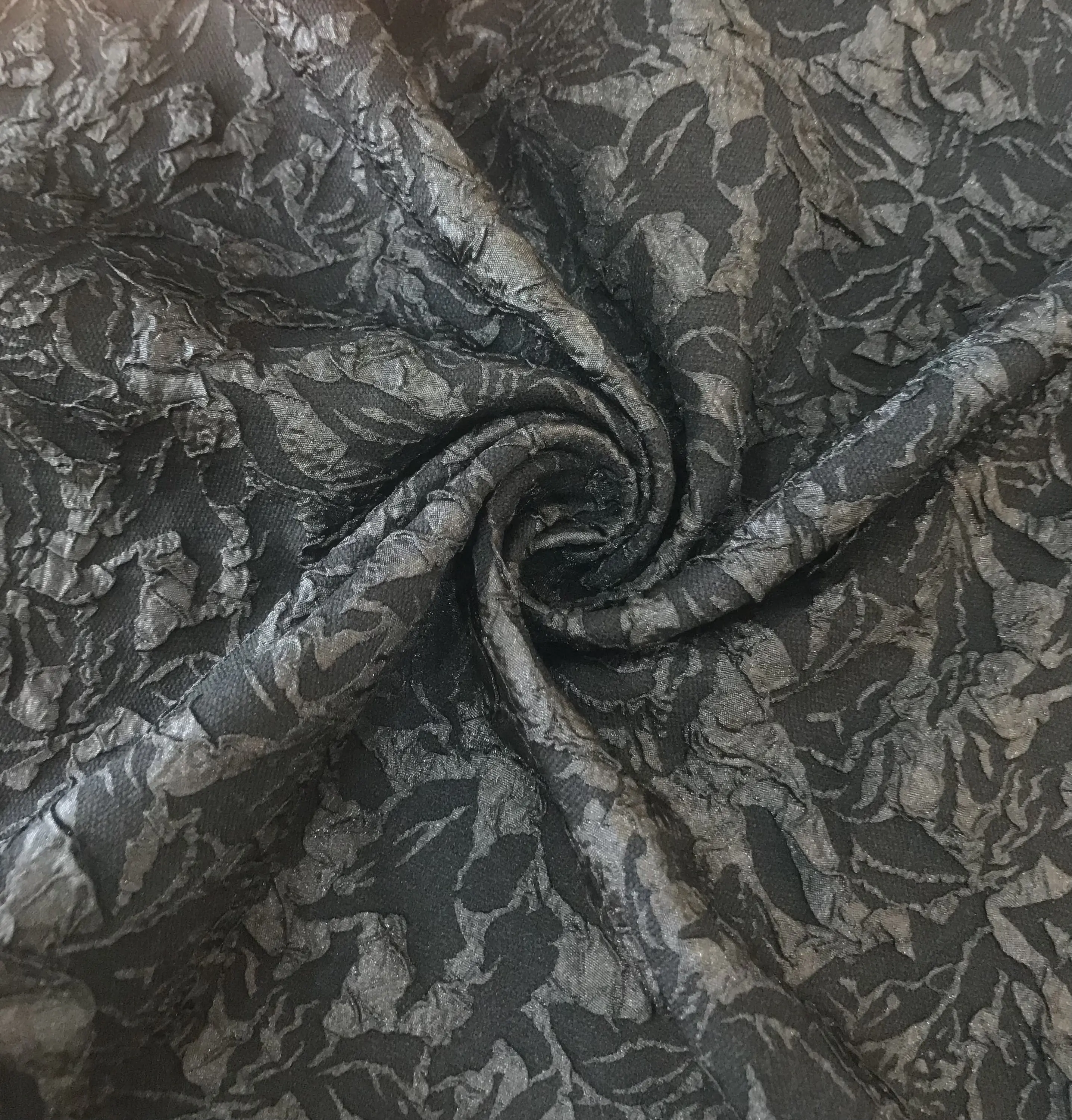 Fabrika doğrudan toptan % 100% Polyester özel jakarlı kumaş üç boyutlu soyut desen kabartmalı jakarlı elbise kumaş