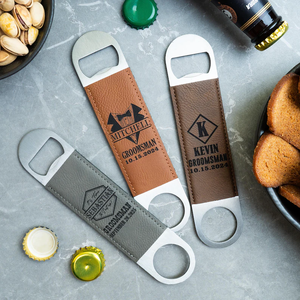 Cadeaux de <span class=keywords><strong>mariage</strong></span> pour hommes enterrement de vie de garçon Décapsuleur de bière en similicuir gravé au laser personnalisé - Product Image 1